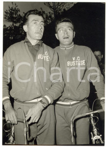 1957 MILANO CICLISMO GIRO D'ITALIA Louison e Jean BOBET alla punzonatura *Foto