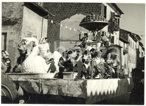 1953 CAPRAROLA - IV Sagra della Nocciola - Carro allegorico con donne in costume