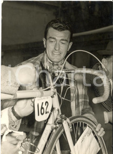 1955 ca CICLISMO MILANO-SANREMO Louison BOBET alla punzonatura - Foto 13x18 cm