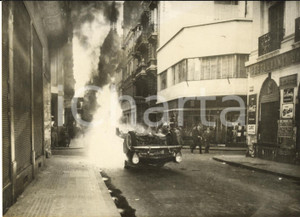 1959 BUENOS AIRES Scontri tra sindacati e polizia - Auto incendiata *Foto 18x13