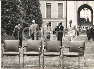 1955 Conferenza GINEVRA - BULGANIN, FAURE, EISENHOWER ed EDEN nel parco - Foto