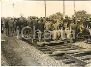 1957 LORIENT (BRETAGNE) Agitation paysanne sur la voie ferrée - Photo 18x13