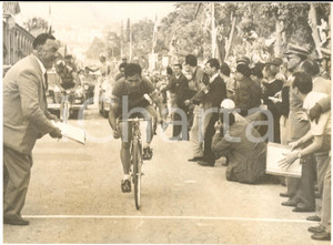1953 CICLISMO GIRO D'ITALIA 16^ tappa - Bruno MONTI all'arrivo *Foto 18x13