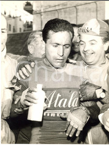 1955 ca CICLISMO ITALIA Squadra ATALA-PIRELLI Bruno MONTI dopo una gara - Foto