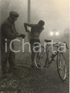1955 ca CICLISMO GIRO D'ITALIA Bruno MONTI fora al Passo del Penice - Foto 13x18