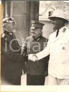 1953 MUNICH Traffic policemen chatting with an Italian colleague *Photo 15x20