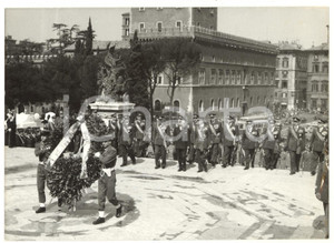 1957 ROMA Festa Arma Azzurra - Gen. Ferdinando RAFFAELLI omaggia Milite Ignoto