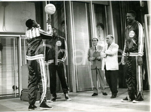 1956 LASCIA O RADDOPPIA? Esibizione dei giocatori dell' HARLEM GLOBETROTTERS