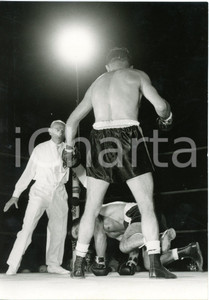 1957 MILANO - BOXE - Charles HUMEZ manda al tappetto Italo SCORTICHINI *Foto