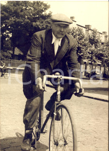 1951 (1957) CYCLISME FRANCE Maurice GARIN sur son vélo à 80 ans *Photo 13x18
