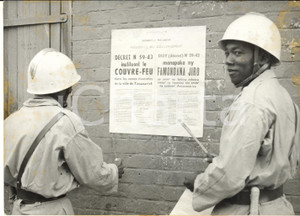 1959 Alluvione ANTANANARIVO (MADAGASCAR) Polizia affigge avvisi per coprifuoco