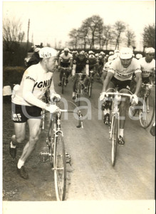 1959 CICLISMO MILANO-SANREMO Miguel POBLET cambia bicicletta *Foto 13x18 cm
