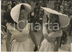 1955 ca AUTEUIL Prix des Drags - MODE - Dames en robe de garden party - Photo