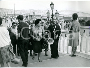 1963 VENEZIA - Prete con altoparlante guida gruppo di fedeli per la città *Foto