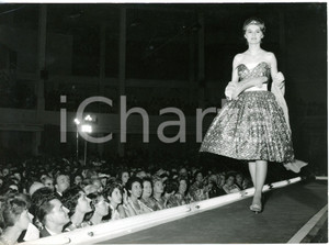 1959 MILANO "L'abito dell'anno" - La vincitrice Milena TOSI durante la sfilata