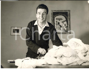 1957 LONDON BOXE Champion Peter WATERMAN ironing at his home *Photo 20x15
