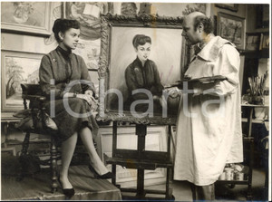 1956 LONDON Artist John SPENCER CHURCHILL painting a portrait of Alissande WHITE