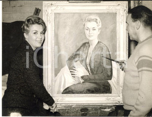 1957 BLACKPOOL Fred WOOD painting a portrait of singer YANA - Photo 20x15