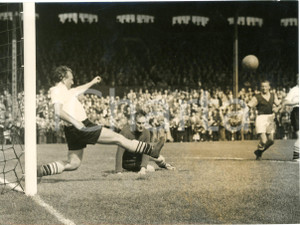 1956 LONDON Craven Cottage - Fulham-West Ham 4-1 - A save by John CHENHALL