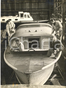 1953 PORTSMOUTH Dockyard's - Craftmen working on Britannia's Royal barge *Photo