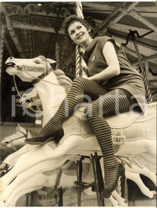 1958 LONDON Battersea Festival Gardens - Anna SHARPLEY as a coffee bar girl
