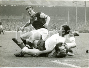 1960 LONDON - FOOTBALL Tottenham-Aston Villa - Fault on BIll BROWN