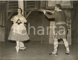 1958 LONDON Alicia MARKOVA and Gino BECHI at rehearsal for "William Tell" *Photo