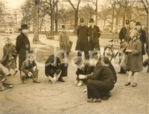 1954 LONDON HYDE PARK American sailors playing marbles *Photo 20x15 cm