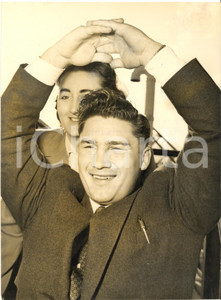 1953 SOUTHAMPTON Boxer Don COCKELL gives the ring salute - Photo 15x20