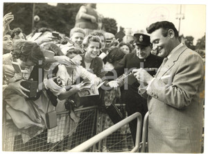 1953 LONDON Battersea Festival Gardens - Singer Frankie LAINE signing autographs