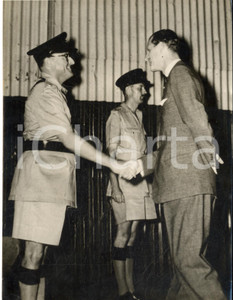 1957 MOMBASA (KENYA) Duke of Edinburgh meeting with Jimmy ORR - Photo 15x20 cm