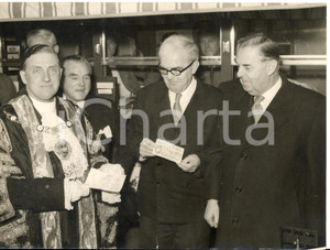 1956 LONDON Mayor sir Cuthbert ACKROYD buys Premium Bond n° 1 *Photo 20x15 cm