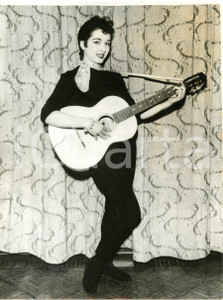 1958 LONDON - BBC tv show "Six-Five Special" - Kerry MARTIN holding her guitar