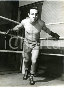 1957 LONDON - BOXE Armand SAVOIE during a training at Thomas A Backet gym *Photo