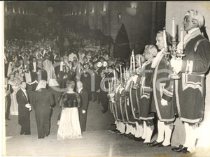 1960 VERSAILLES Bal du Grand Siècle - Les invités à l'Orangerie *Photo