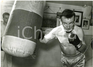 1957 LONDON Billy O'Doherty gym - BOXE - Tommy MOLLOY training with punch bag