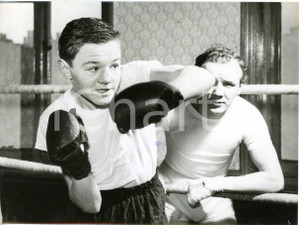 1957 LONDON BOXE flyweight - Gold medal Terence SPINKS during a training *Photo