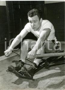 1957 BLACKHEATH - BOXE lightweight - Dave CHARNLEY on a rowing machine *Photo