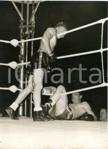 1956 LONDON BOXE light-heavyweight title - Ron BARTON crashes through the ropes