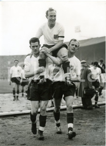 1959 LONDON FOOTBALL England-Scotland 1-0 Billy WRIGHT shouldered by team mates