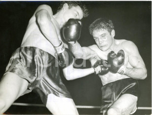1958 LONDON BOXE British middleweight title - Terry DOWNES hitting Phil EDWARDS