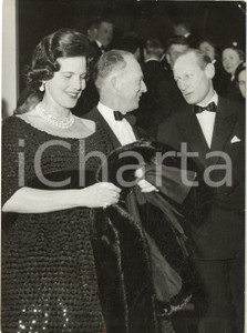 1959 PARIS Liliane de Rethy et Léopold de Belgique félicitent Haroun TAZIEFF