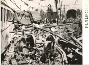 1955 ca PAESTUM Deragliamento treno FRECCIA DEL SUD - Soccorritori al lavoro