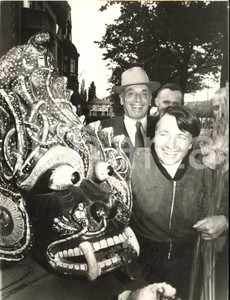 1953 KOLN Pilota Liesel BACH con una maschera da demone dello SRI LANKA - Foto