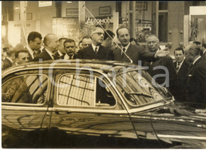 1961 PARIS Salon de l'Auto - Charles DE GAULLE avec la nouvelle PANHARD - Photo