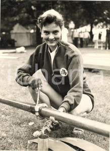 1957 LONDON Gitta HOLM NIELSEN ready for Serpentine Regatta - Photo 15x20 cm