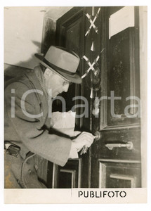 1954 GENOVA Fallimento BANCO DE CAVI - L'apertura per inventario *Foto 13x18  Fotografia d'epoca con didascalia dattiloscritta coeva.  CONDIZIONI: POOR (sovraimpressione circolare al margine sinistro e al centro, brunitura al margine sinistro, difetti di stampa) FORMATO: 13x18 cm   originale e autentica 1