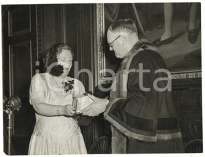 1954 LONDON Queen Juliana of Netherlands receiving the Freedom Scroll *Photo