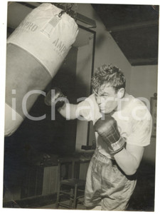 1957 GILESTON (UK) BOXE Heavyweight - Dick RICHARDSON training with punch bag