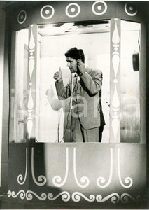 1957 LASCIA O RADDOPPIA? Concorrente Ugo BISTONI in cabina durante la gara *Foto